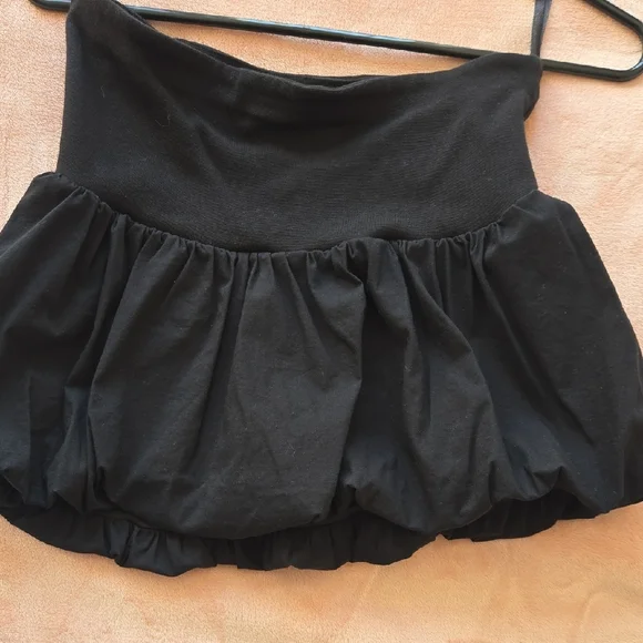 PrettyLittleThing Black Ruffled Crop Top - Picture 4 of 5